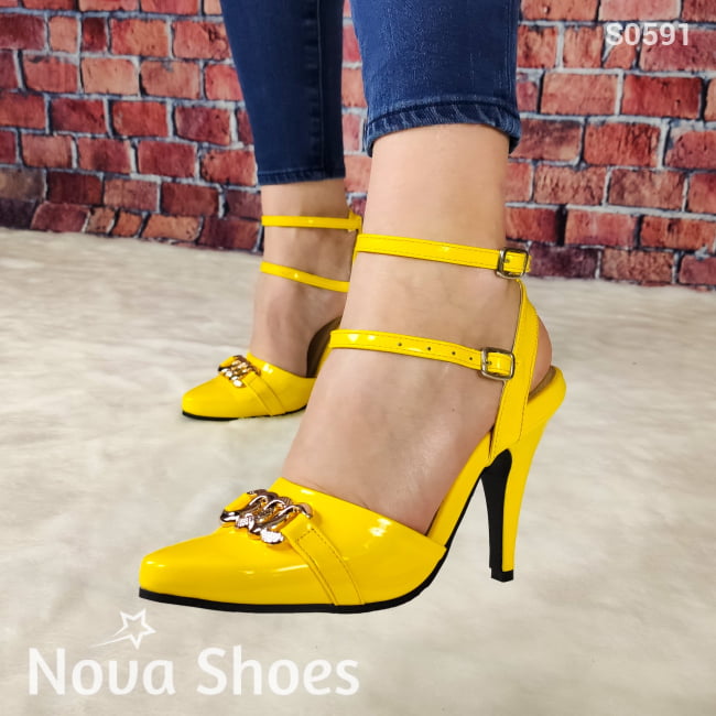 Lindo Tacón De Charol Con Decorado Metalico Enfrente Y Fajas Delgadas Atrás Zapatos Medianos