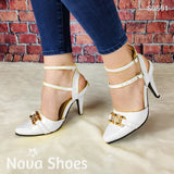 Lindo Tacón De Charol Con Decorado Metalico Enfrente Y Fajas Delgadas Atrás Zapatos Medianos