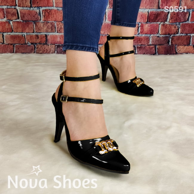 Lindo Tacón De Charol Con Decorado Metalico Enfrente Y Fajas Delgadas Atrás Zapatos Medianos