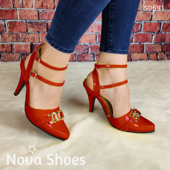 Lindo Tacón De Charol Con Decorado Metalico Enfrente Y Fajas Delgadas Atrás Zapatos Medianos