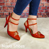 Lindo Tacón De Charol Con Decorado Metalico Enfrente Y Fajas Delgadas Atrás Zapatos Medianos