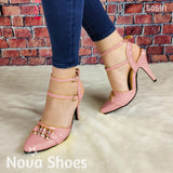 Lindo Tacón De Charol Con Decorado Metalico Enfrente Y Fajas Delgadas Atrás Zapatos Medianos