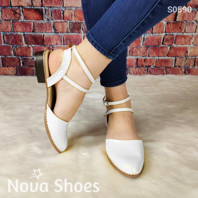 Lindo Zapato De Charol Cerrado Enfrente Con Un Taconcito Pequeño Blanco / 35 Normal Zapatos Bajitos