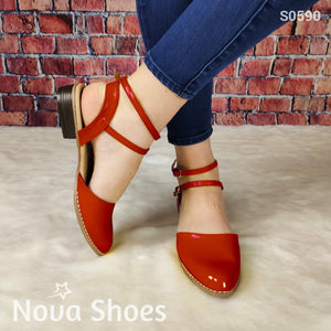 Lindo Zapato De Charol Cerrado Enfrente Con Un Taconcito Pequeño Rojo / 35 Normal Zapatos Bajitos