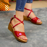 Sandalias de charol, abiertas de enfrente y cruzadas de atras