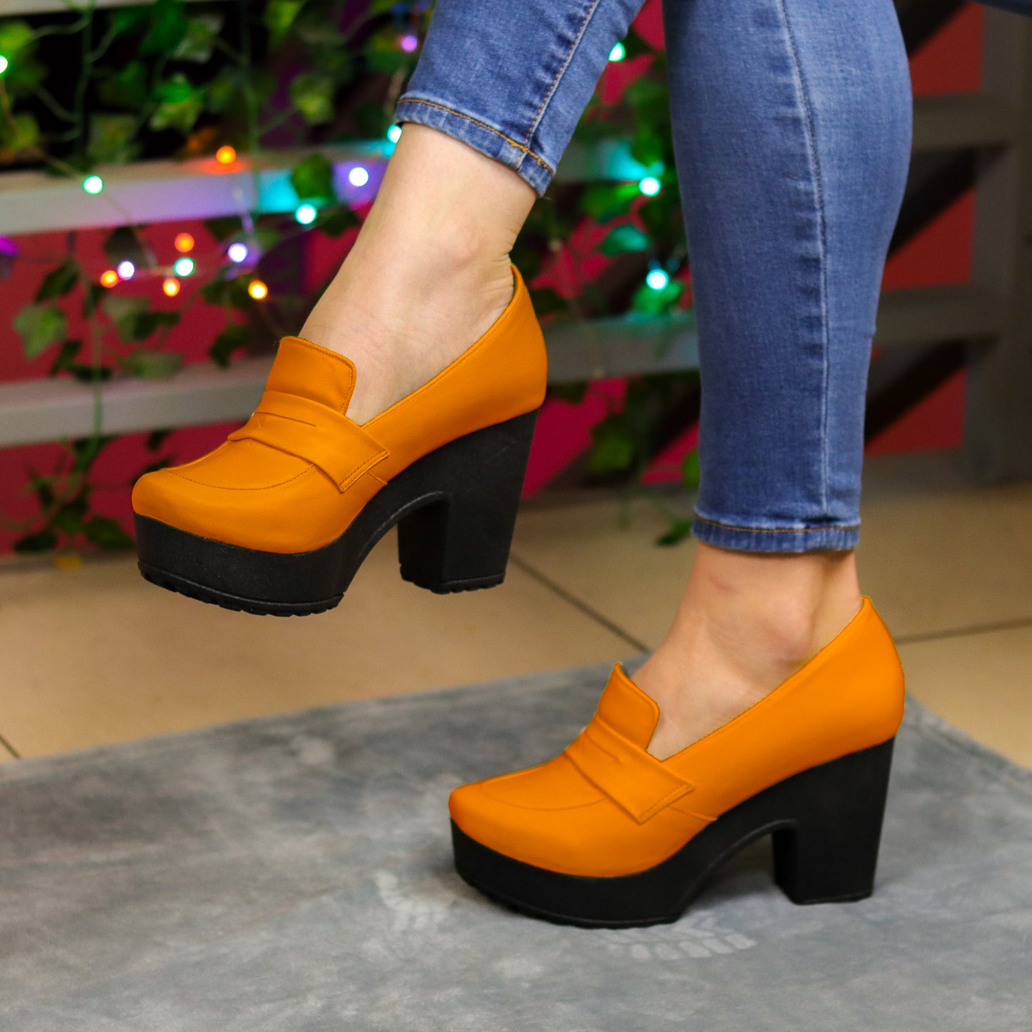 Tacón Mediano en Tonos Vibrantes. Estilo y Confort con Carácter