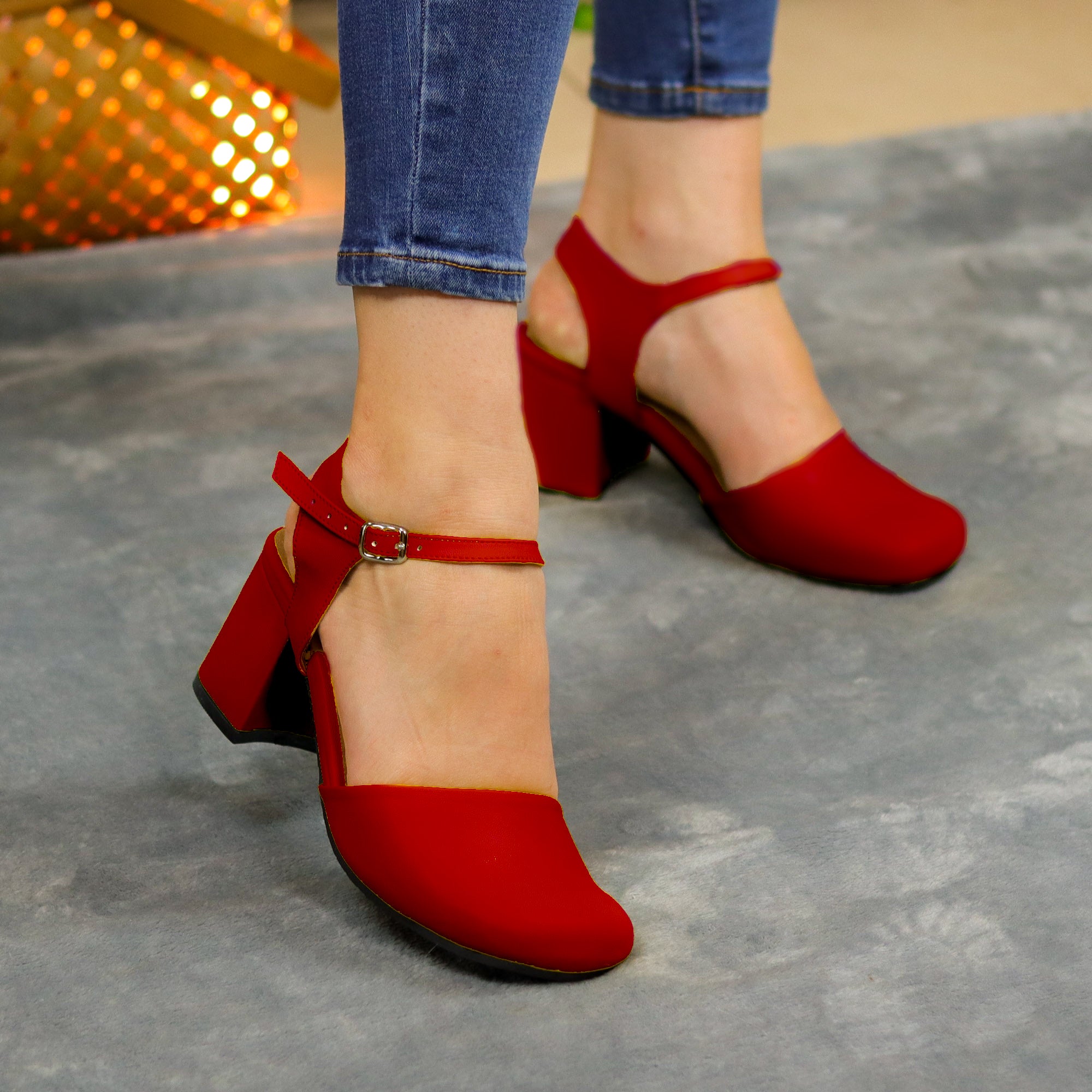 Elegancia Moderna: Tacones con Correa y hechos de cuerina