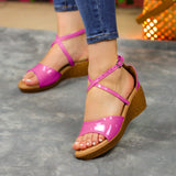 Sandalias de charol, abiertas de enfrente y cruzadas de atras