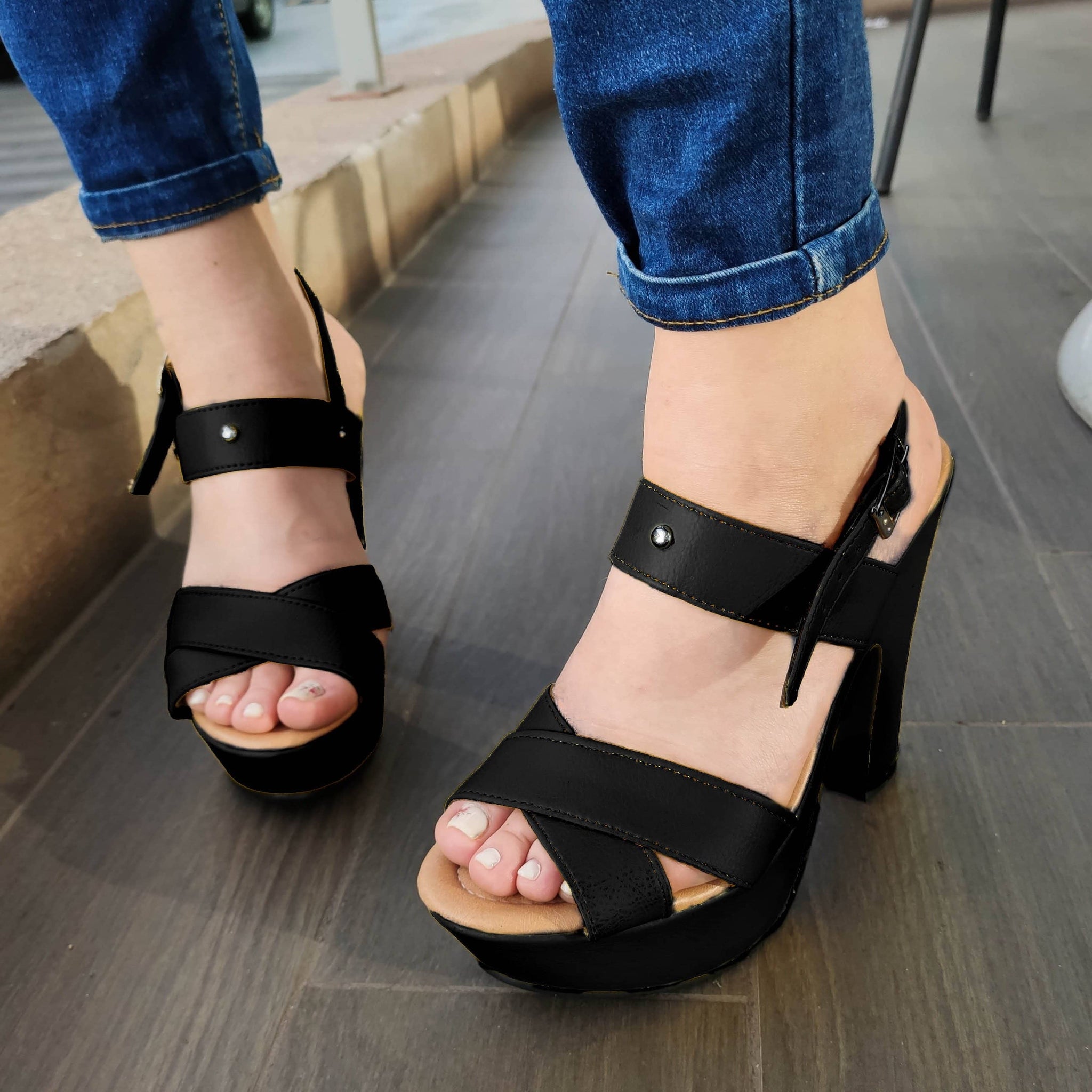 Zapato Diseñado Con Tiras Gruesas Negro / 35 Normal Zapatos Altos