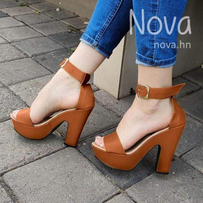 Zapato Para Dama Con Una Faja Gruesa Enfrente Cafe / 35 Normal Zapatos Altos