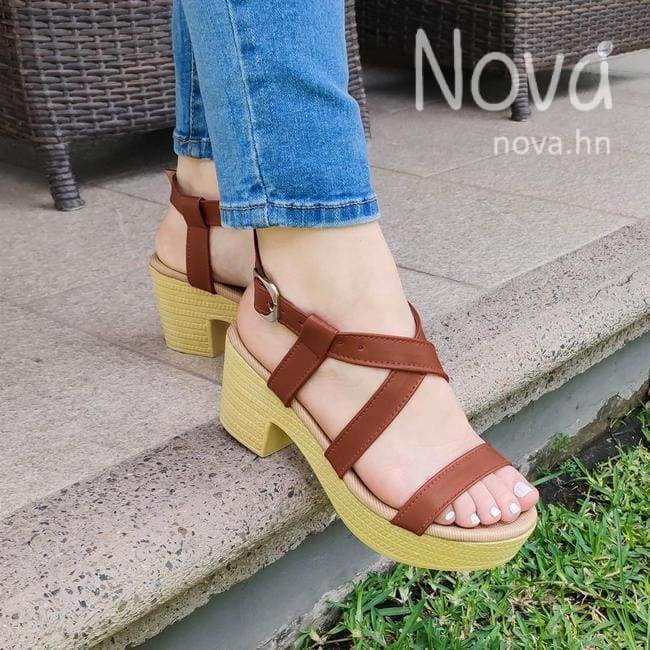 Sandalia Con Varias Fajas Cruzadas Y Taconcito Cafe / 35 Normal Zapatos Medianos