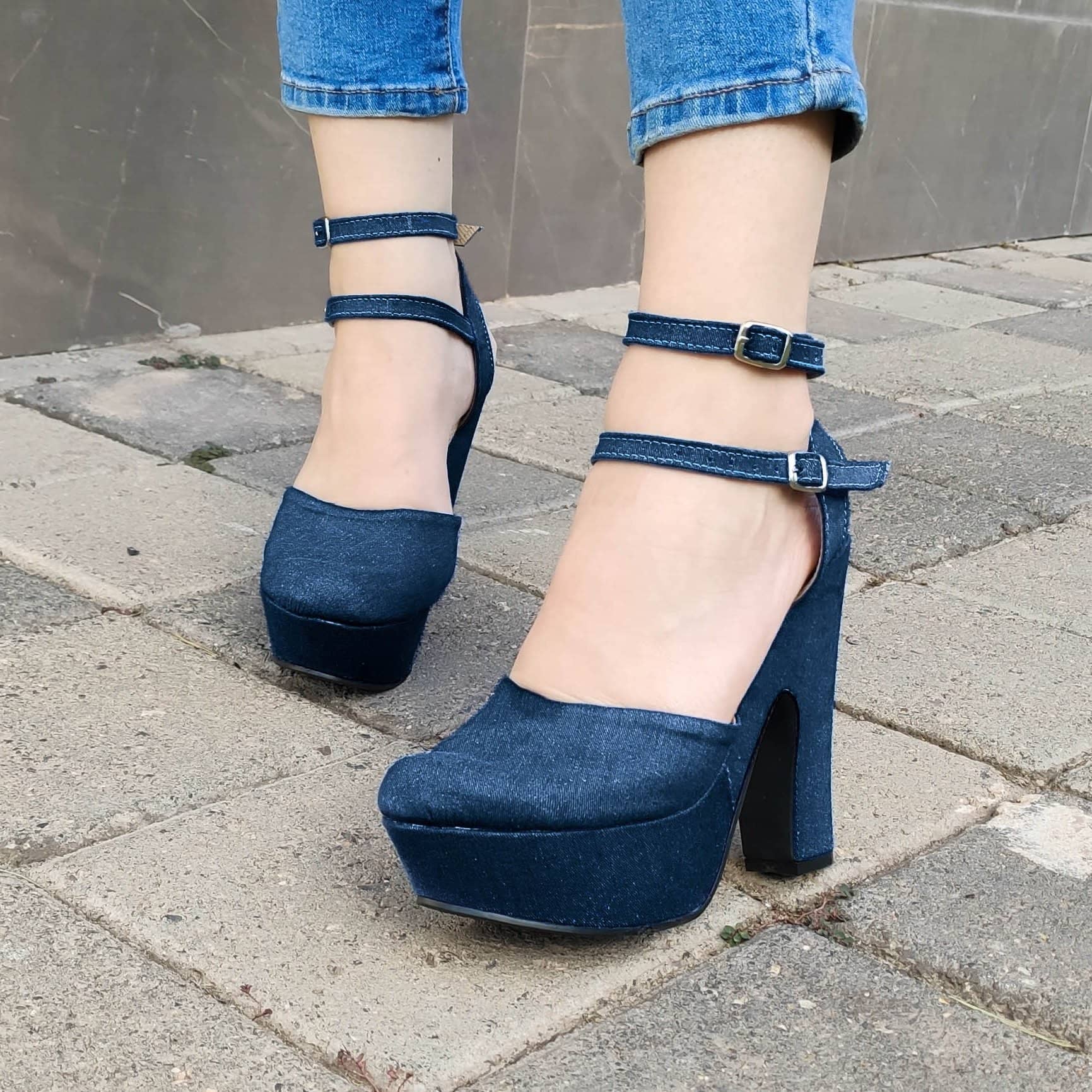 Cerrado De Enfrente Con Dos Fajas Atras Hecho Tela Jean. Dos Colores Disponibles Jean Oscuro / 35