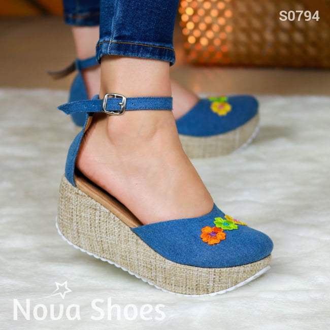 Plataformas Hechas De Tela Jean Decoradas Con Flores En La Punta Zapatos Medianos