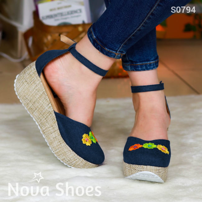 Plataformas Hechas De Tela Jean Decoradas Con Flores En La Punta Zapatos Medianos