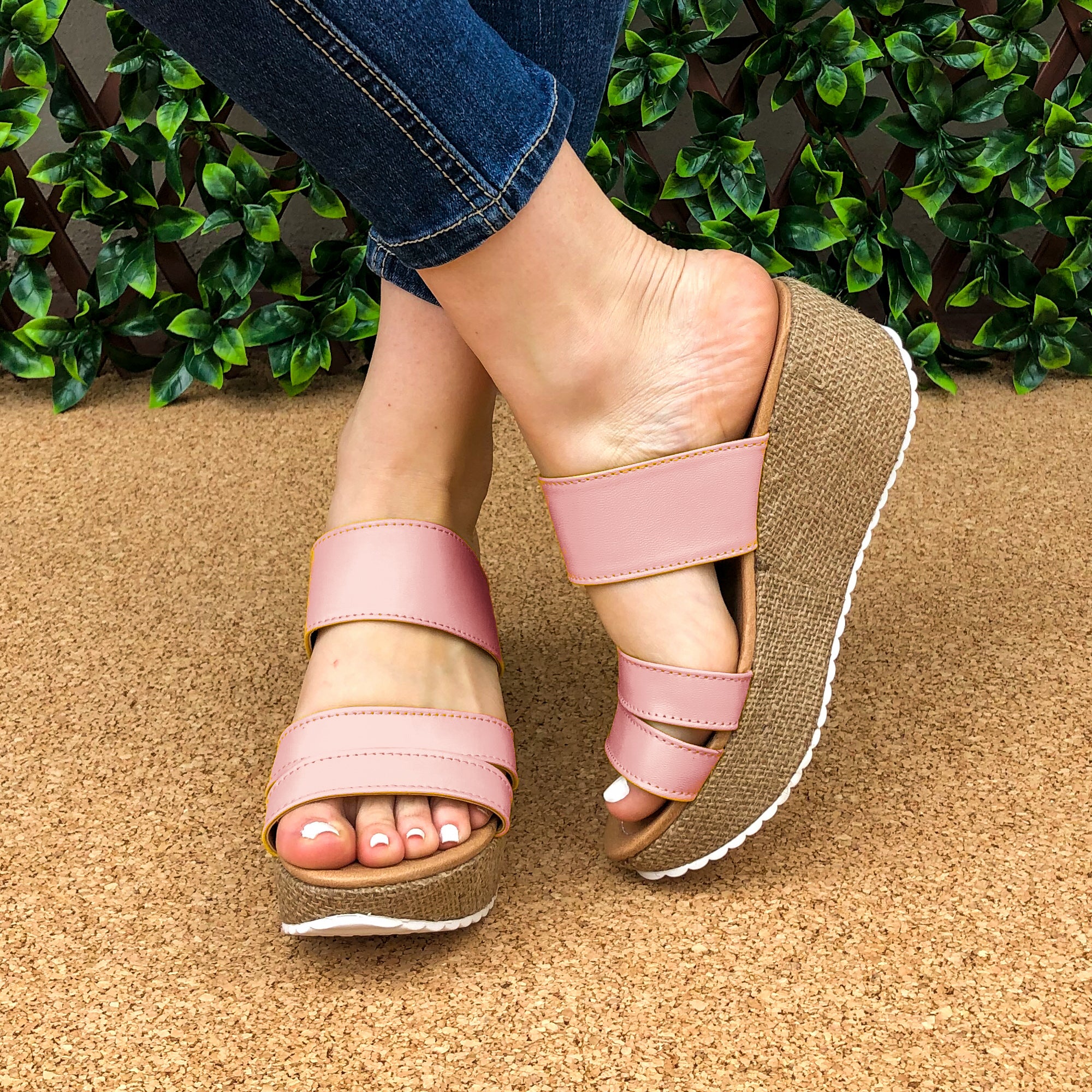 Sandalia solo de meter, plataforma mediana, hecha con 3 fajas