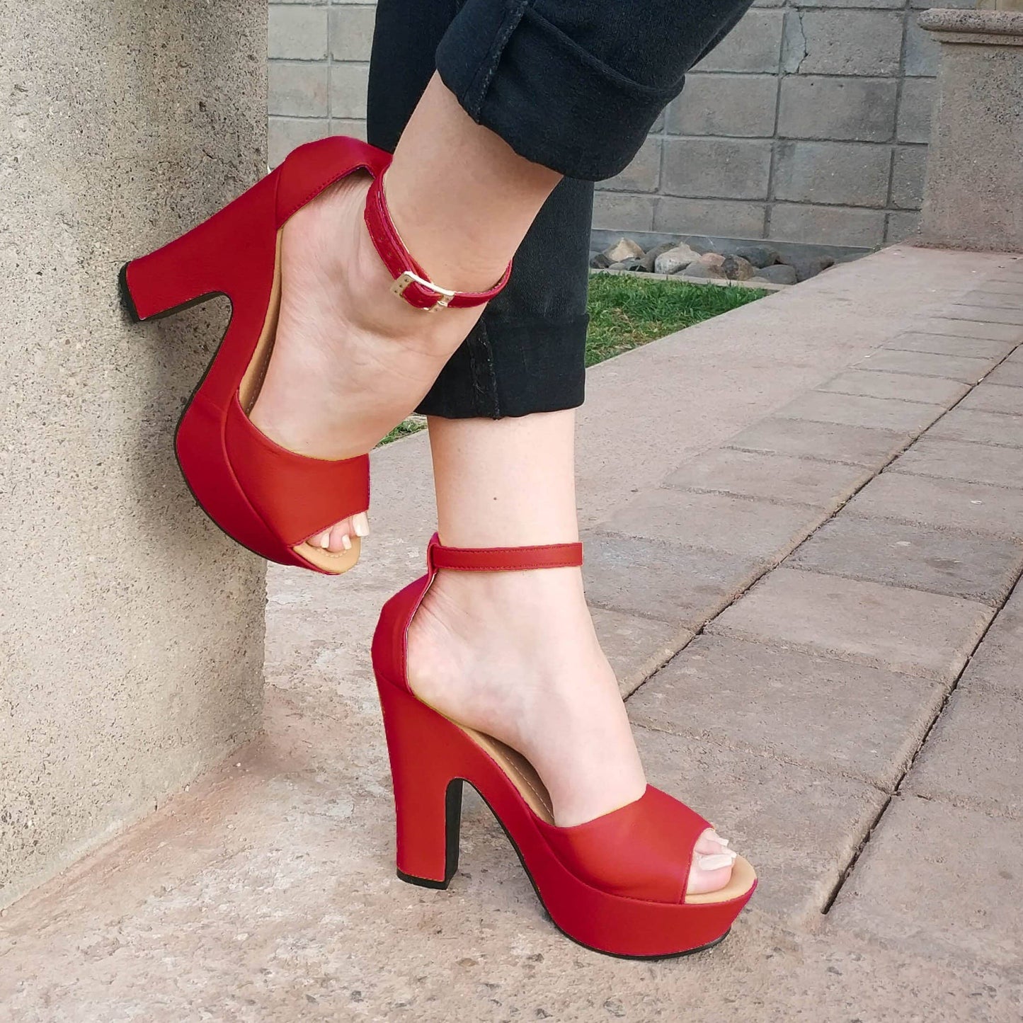 Zapato Alto Tacón Cuadrado. Con Faja Abierta Semicircular En La Parte De Enfrente Rojo / 35 Normal