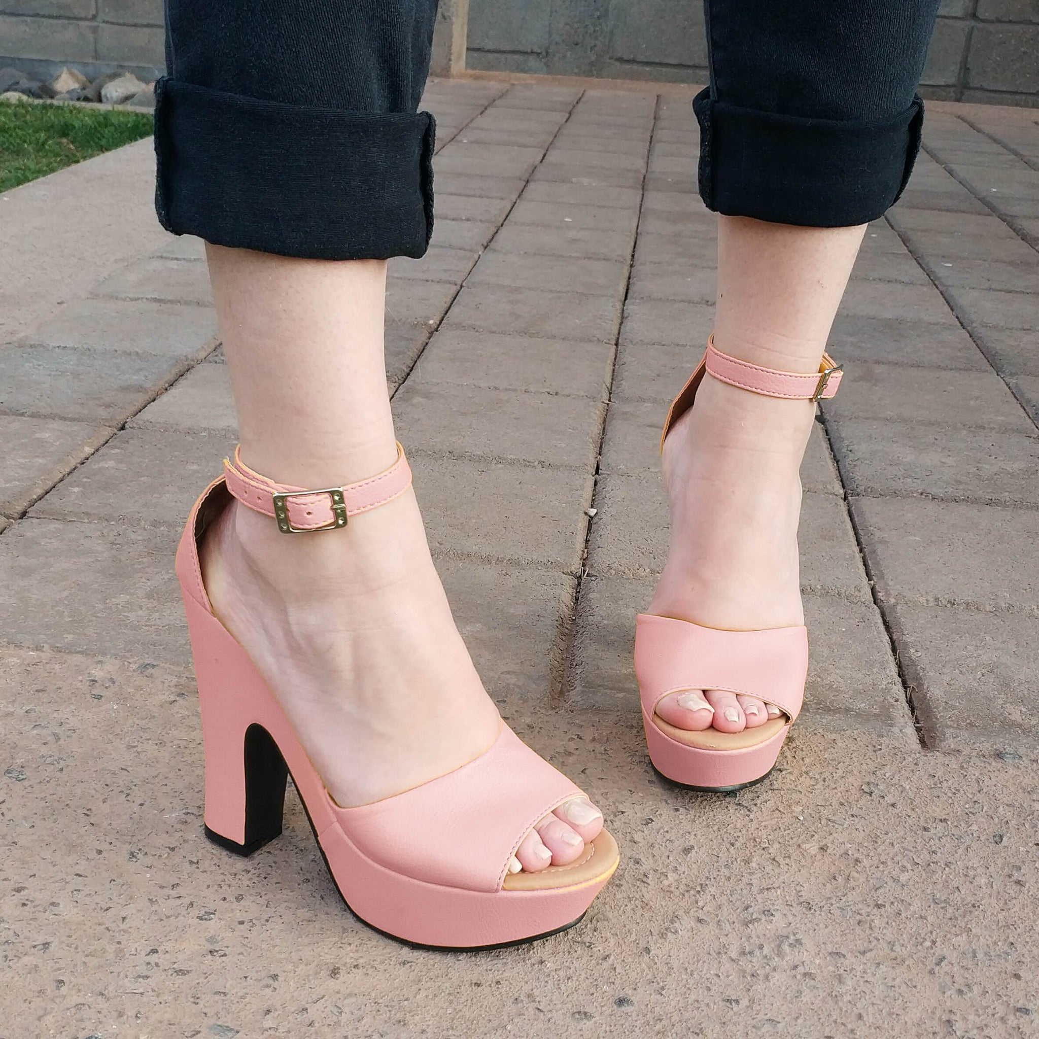 Zapato Alto Tacón Cuadrado. Con Faja Abierta Semicircular En La Parte De Enfrente Rosado / 35 Normal