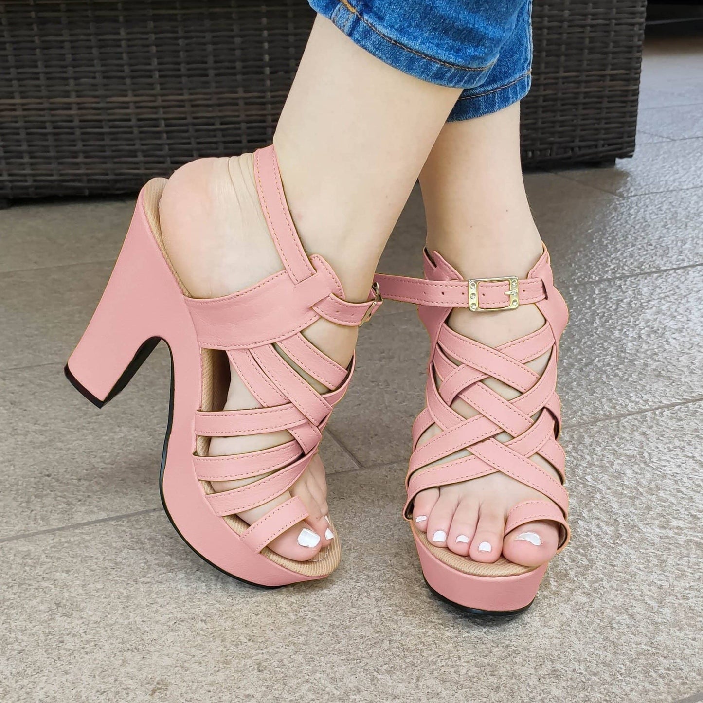 Este Estilo Te Hara Sentir Sexy Al Mismo Tiempo Que Le Da A Tu Outfit. Zapato Con Fajas Entrelazadas