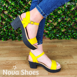 Sandalia Con Suela Oscura Hecha Fajas De Cuerina Amarillo / 35 Normal Zapatos Medianos