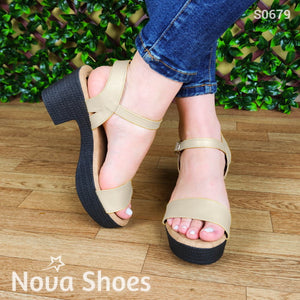 Sandalia Con Suela Oscura Hecha Fajas De Cuerina Beige / 35 Normal Zapatos Medianos