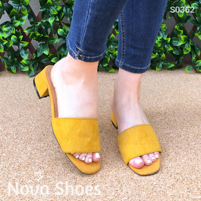 Sandalia Con Taconcito Cuadrado Hecha De Gamuza. Solo Meter Amarillo / 35 Normal Zapatos Medianos