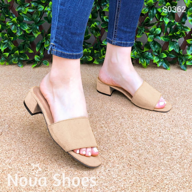 Sandalia Con Taconcito Cuadrado Hecha De Gamuza. Solo Meter Beige / 35 Normal Zapatos Medianos