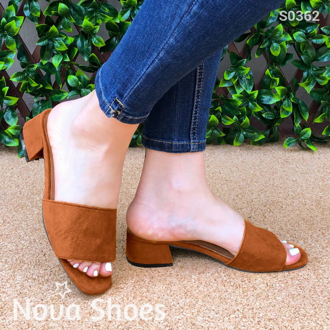 Sandalia Con Taconcito Cuadrado Hecha De Gamuza. Solo Meter Cafe / 35 Normal Zapatos Medianos