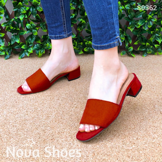 Sandalia Con Taconcito Cuadrado Hecha De Gamuza. Solo Meter Rojo / 35 Normal Zapatos Medianos