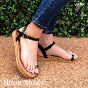 Sandalia De Dedo Con Fajas Delgadas. Hechas Charol Negro / 35 Normal Zapatos Bajitos