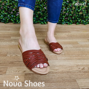 Sandalia Reforzada Con Puntadas. Un Solo Color Disponible. Bajita Zapatos Bajitos