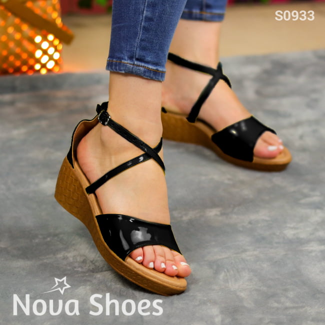 Sandalias De Charol Abiertas Enfrente Y Cruzadas Atras Negro / 35 Normal Zapatos Medianos