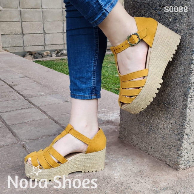 Suela Robusta. Zapato Hecho De Gamuza Amarillo / 35 Normal Zapatos Medianos