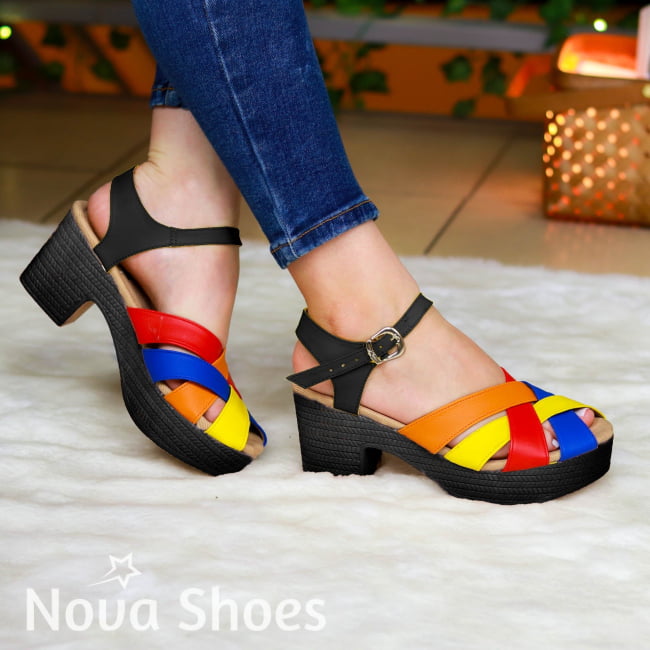 Tacones De Colores Combinados Con Suela Oscura. Hechos Cuerina Negro / 35 Normal Zapatos Medianos
