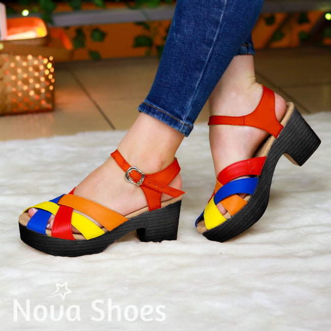 Tacones De Colores Combinados Con Suela Oscura. Hechos Cuerina Rojo / 35 Normal Zapatos Medianos