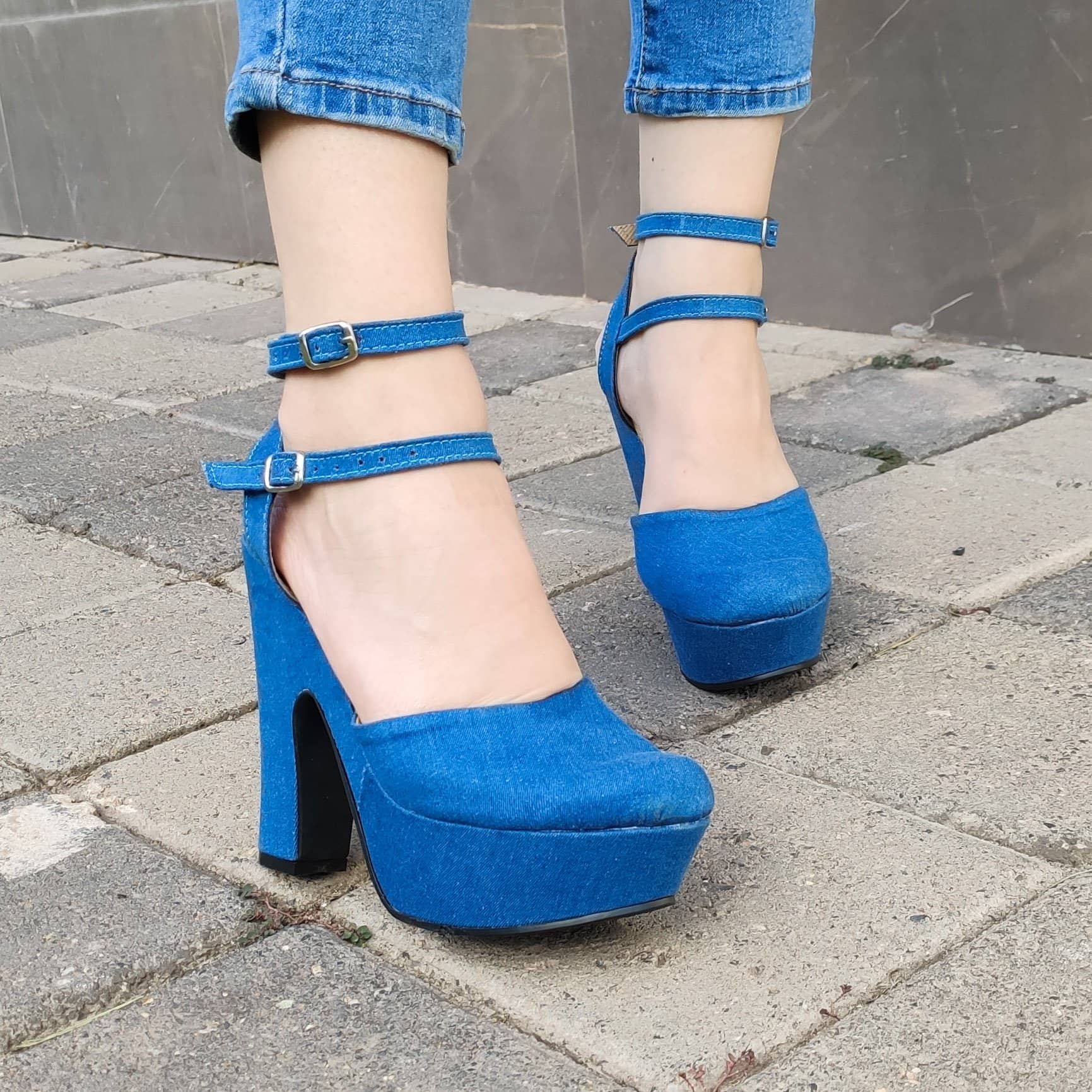 Cerrado De Enfrente Con Dos Fajas Atras Hecho Tela Jean. Dos Colores Disponibles Zapatos Altos