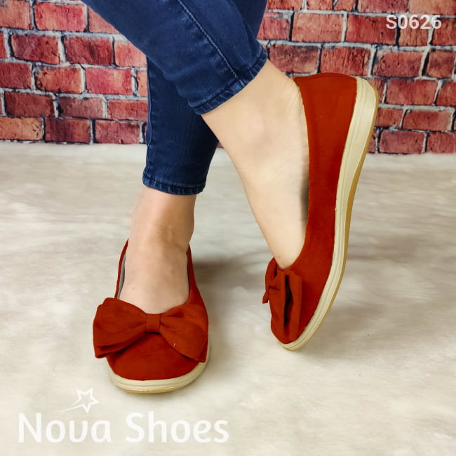 Zapato Cerrado Bajito De Gamuza Con Un Chongo Rojo / 35 Normal Zapatos Bajitos