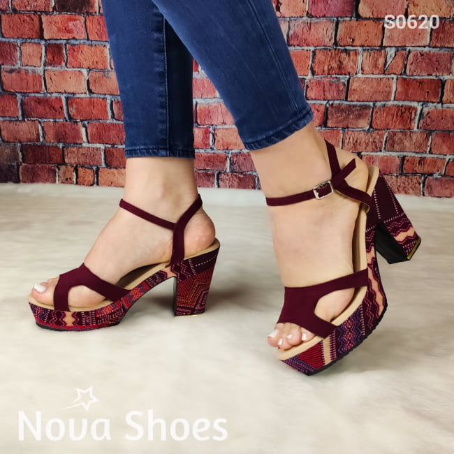 Zapato De Color Ocre Tacon Pequeño. Decorado Con Una Forro Tela La Suela