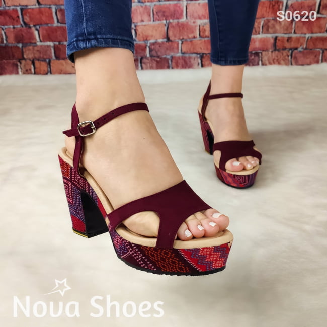 Zapato De Color Ocre Tacon Pequeño. Decorado Con Una Forro Tela La Suela