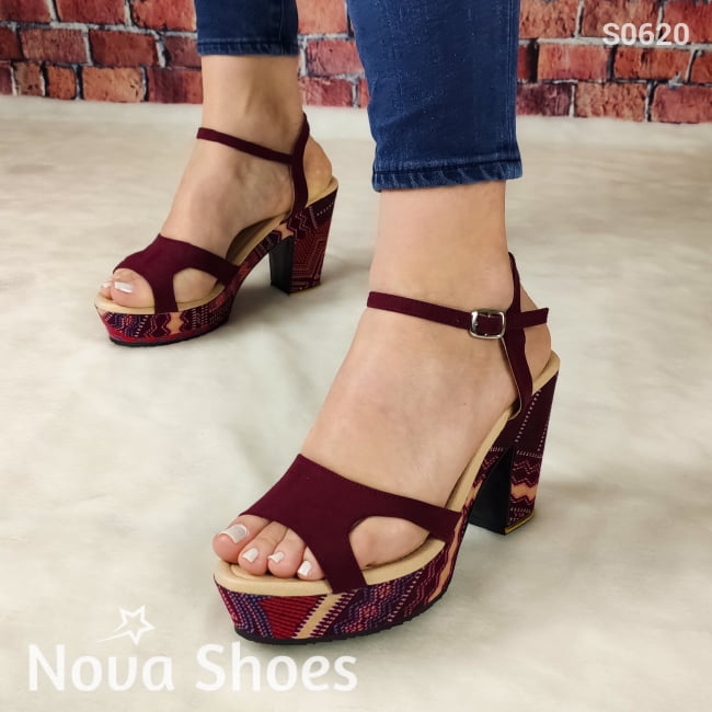 Zapato De Color Ocre Tacon Pequeño. Decorado Con Una Forro Tela La Suela