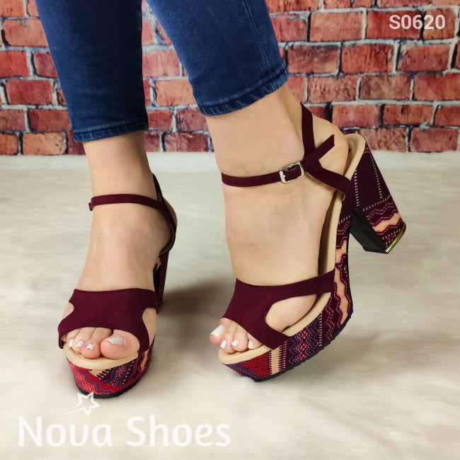 Zapato De Color Ocre Tacon Pequeño. Decorado Con Una Forro Tela La Suela