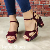 Zapato De Color Ocre Tacon Pequeño. Decorado Con Una Forro Tela La Suela