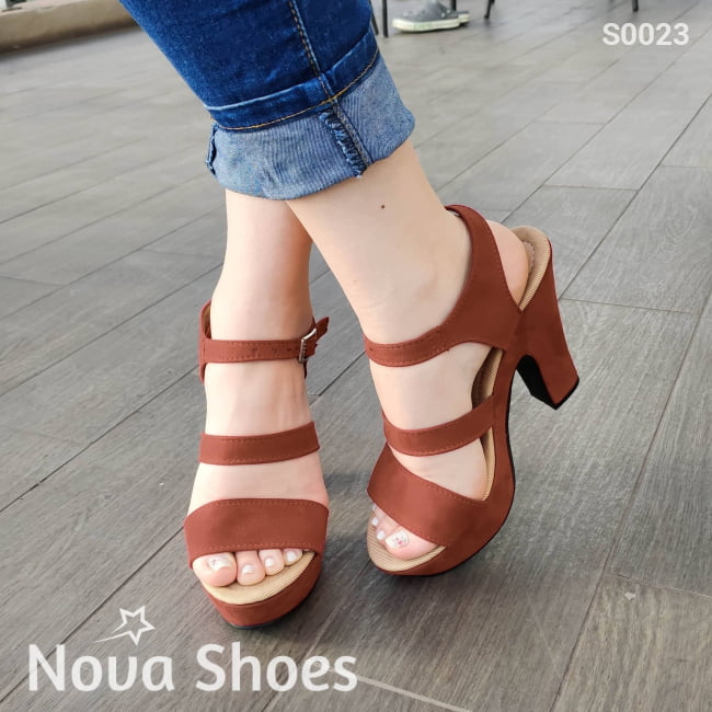 Zapato Diseñado Con Tres Fajas Paralelas Hecho De Gamuza Cafe / 35 Normal Zapatos Altos