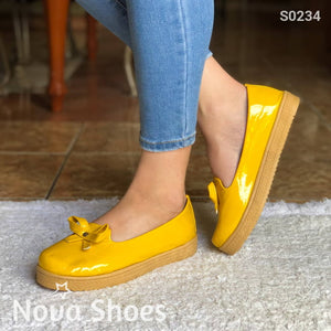 Zapatos Bajos Hechos En Charol Decorados Con Un Chongo Amarillo / 35 Normal Bajitos