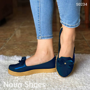 Zapatos Bajos Hechos En Charol Decorados Con Un Chongo Azul / 35 Normal Bajitos