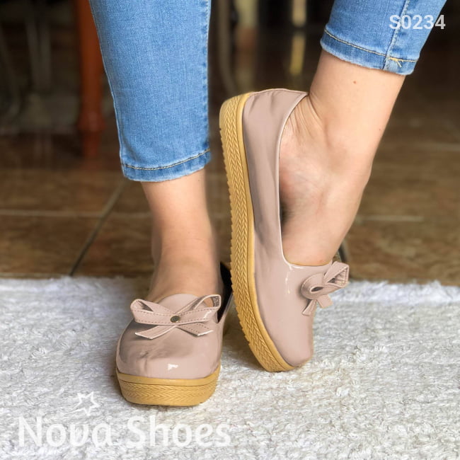 Zapatos Bajos Hechos En Charol Decorados Con Un Chongo Beige / 35 Normal Bajitos