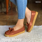 Zapatos Bajos Hechos En Charol Decorados Con Un Chongo Cafe / 35 Normal Bajitos