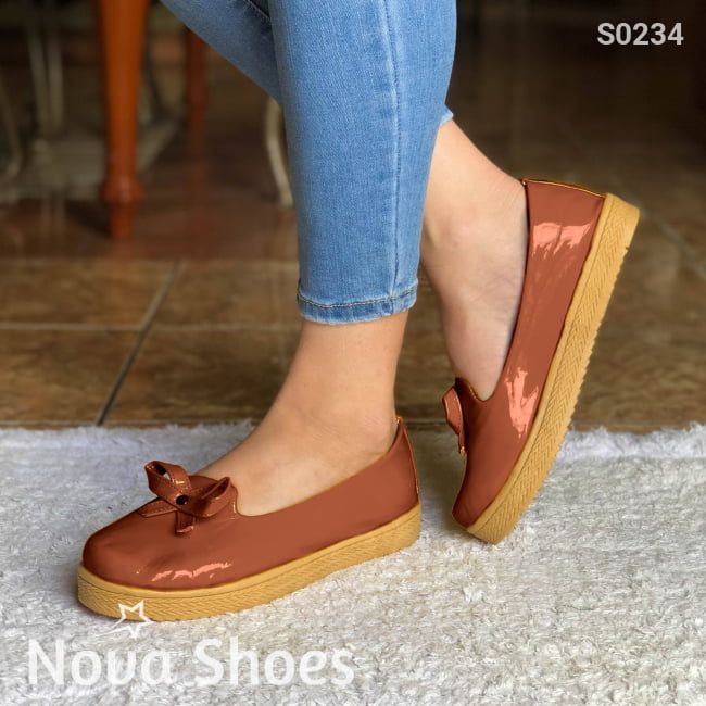 Zapatos Bajos Hechos En Charol Decorados Con Un Chongo Cafe / 35 Normal Bajitos