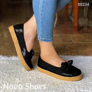 Zapatos Bajos Hechos En Charol Decorados Con Un Chongo Negro / 35 Normal Bajitos