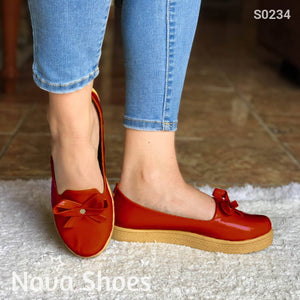 Zapatos Bajos Hechos En Charol Decorados Con Un Chongo Rojo / 35 Normal Bajitos