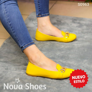 Zapatos Cerrados Con Toque Brillante: Elegancia Clásica En Cada Paso Amarillo / 35 Normal